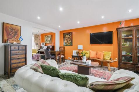 6 Wlkins Close, Mitcham reception 2.jpg