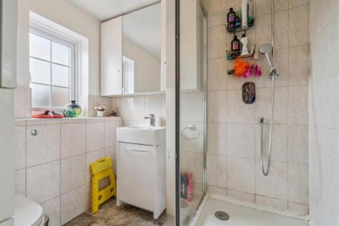 6 Wlkins Close, Mitcham ensuite.jpg