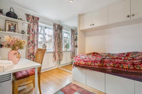 6 Wlkins Close, Mitcham bedroom 2.jpg