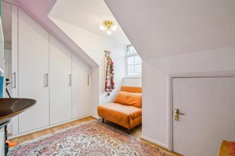 6 Wlkins Close, Mitcham bedroom 3.jpg
