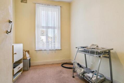 77 Courtney Road SW19 bedroom 1.jpg