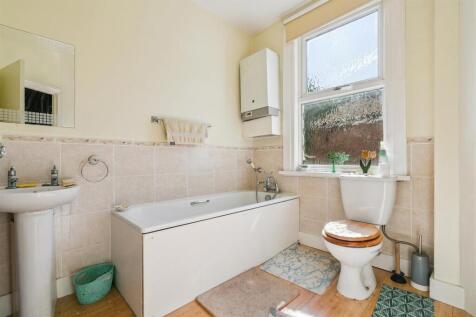 77 Courtney Road SW19 bathroom.jpg