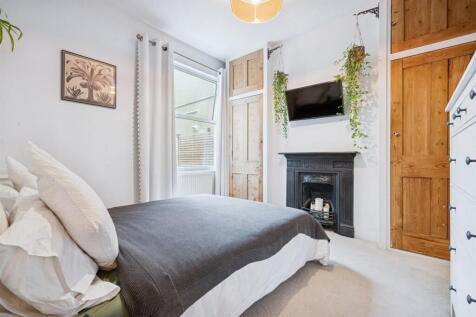 8 Boundary Road SW19 bedroom.jpg