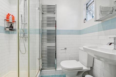8 Boundary Road SW19 bathroom.jpg