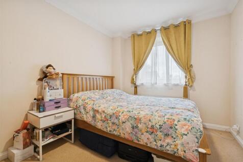 23 Viscount point, 199 The broadway, sw19 bedroom 