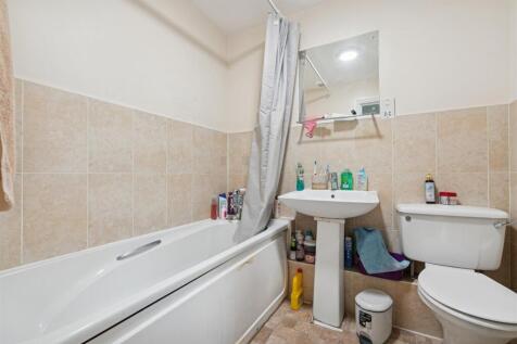 23 Viscount point, 199 The broadway, sw19 bathroom