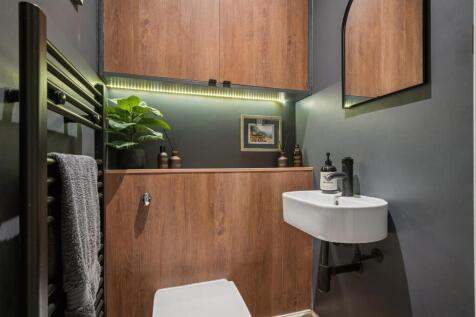 13 Horatio Place external wc.jpg