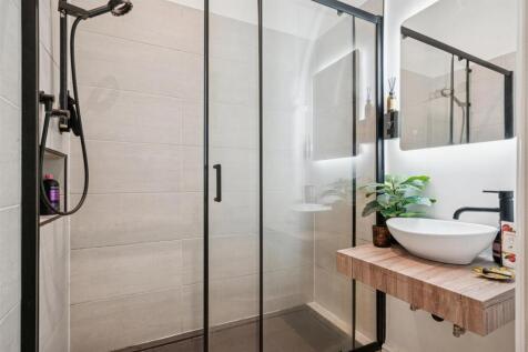 13 Horatio Place bathroom 01.jpg