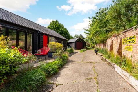 Side Terrace &amp; Drive