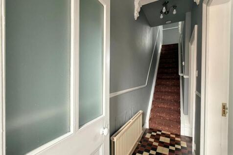 Photo 4 - Hallway.jpg