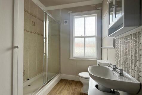 Photo 10 - Bathroom.jpg