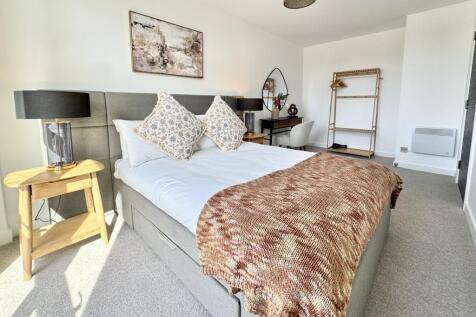 bedroom 5.jpg