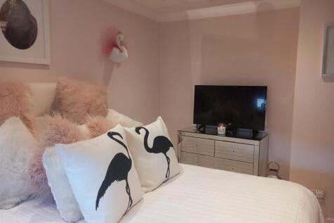 Main Bedroom - 4.jpg