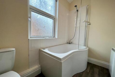 Bathroom 3.jpg
