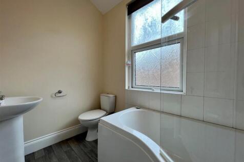 Bathroom 1.jpg