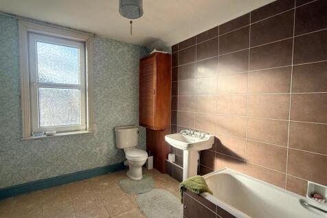 62 QVS - Bathroom.jpg