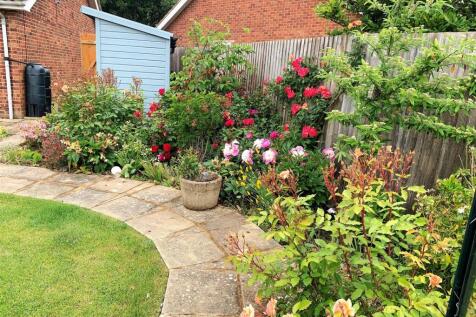 9 Venture Close - Garden1.jpg