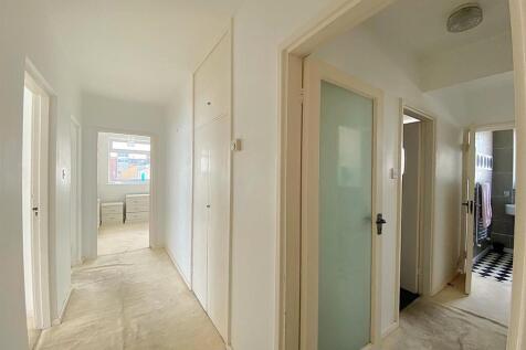7 Alderton Ct - Hall.jpg