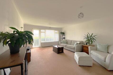 10 Brampton Ct - Lounge1.jpg