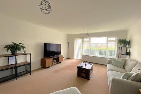 10 Brampton Ct - Lounge3.jpg