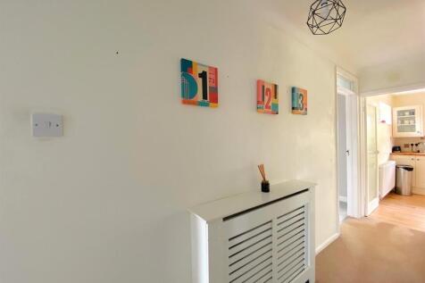 10 Brampton Ct - Hall.jpg
