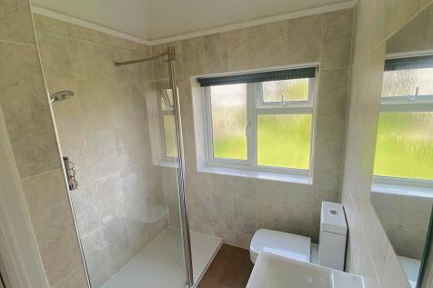27 de la Warr Road - En Suite.jpg