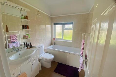 27 de la Warr Road - Bathroom.jpg