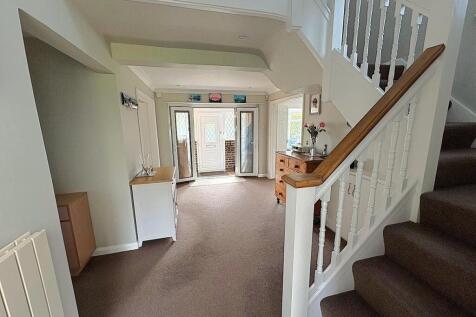 27 De la Warr Road - Hall4.jpg