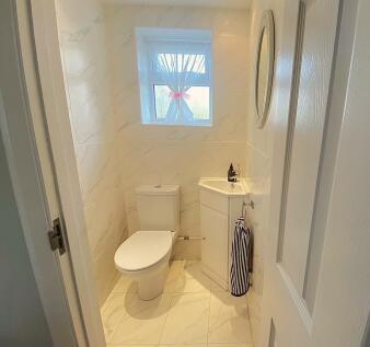 27 De la Warr Road - Cloakroom.jpg