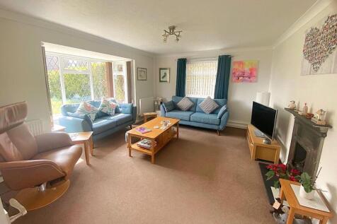 27 De la Warr Road - Lounge1.jpg