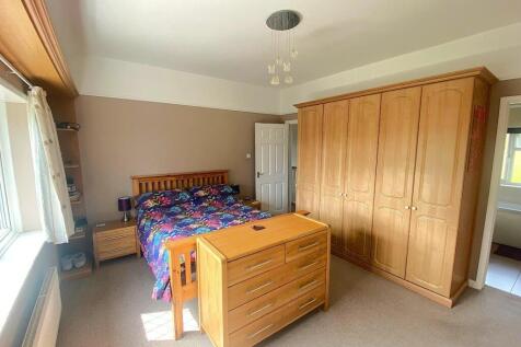 27 De la Warr Road - Bedroom1.jpg