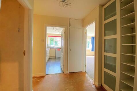 7 Offa Ct - Hall2.jpg