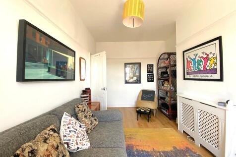 59 Cantelupe Rd - Lounge2.jpg