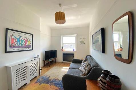 59 Cantelupe Rd - Lounge3.jpg