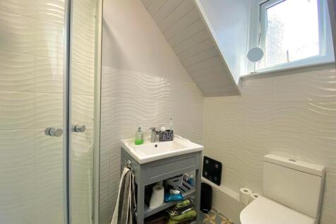 59 Cantelupe Rd - Shower.jpg