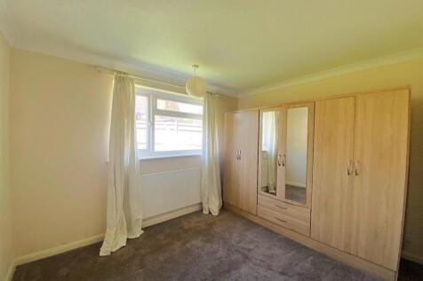 13 Saxon rise - Bed2.jpg