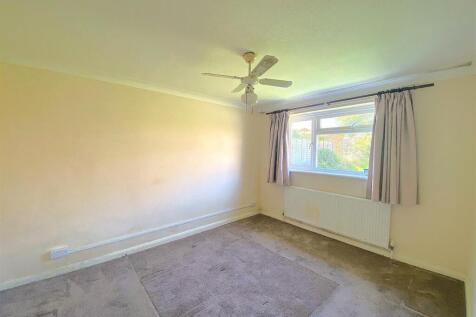 13 Saxon rise - Bed1.jpg