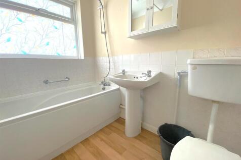 13 Saxon rise - Bathroom.jpg