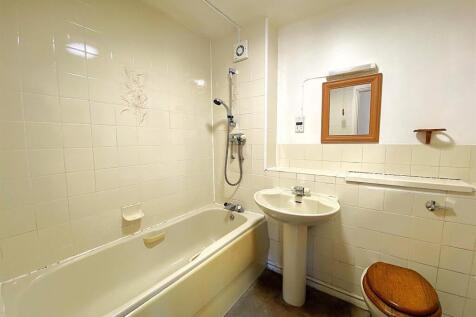 29 Charters Towers - En Suite.jpg