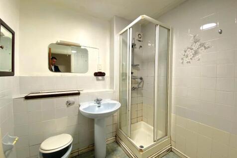29 Charters Towers - Shower.jpg