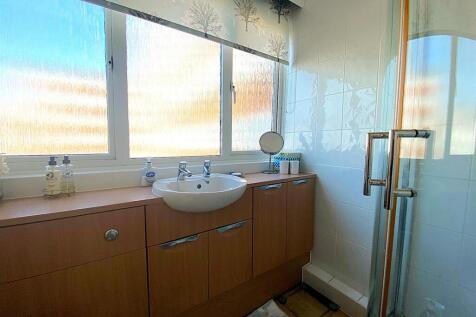 3 Clock Tower Ct - Shower.jpg