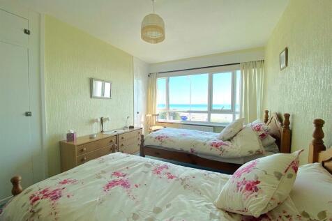 3 Clock Tower Ct - Bed2.jpg