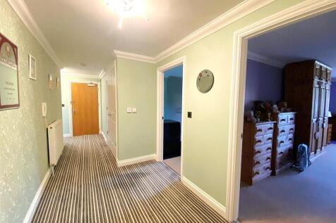 39 Compass House - Hall2.jpg