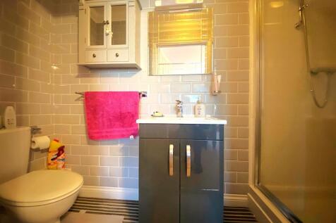 39 Compass House - En Suite.jpg