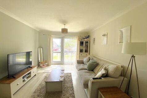 15A Harewood Close - Lounge1.jpg