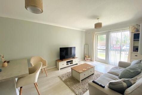 15A Harewood Close - Lounge2.jpg
