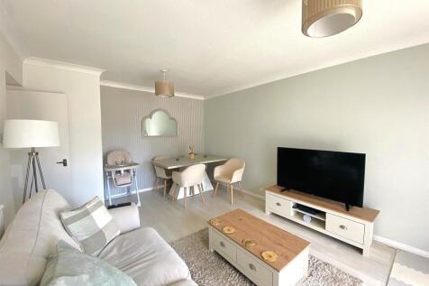 15A Harewood Close - Lounge3.jpg