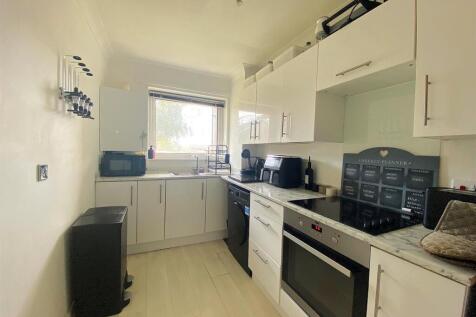 15A Harewood Close - Kitchen2.jpg