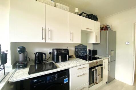 15A Harewood Close - Kitchen3.jpg