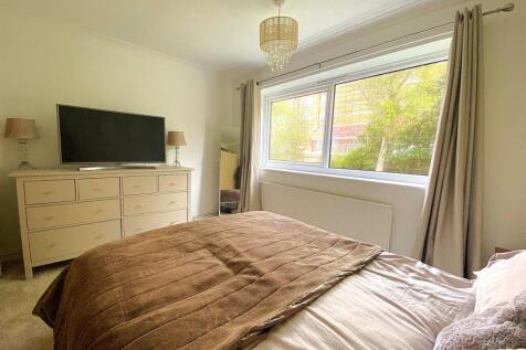15A Harewood Close - Bed2.jpg